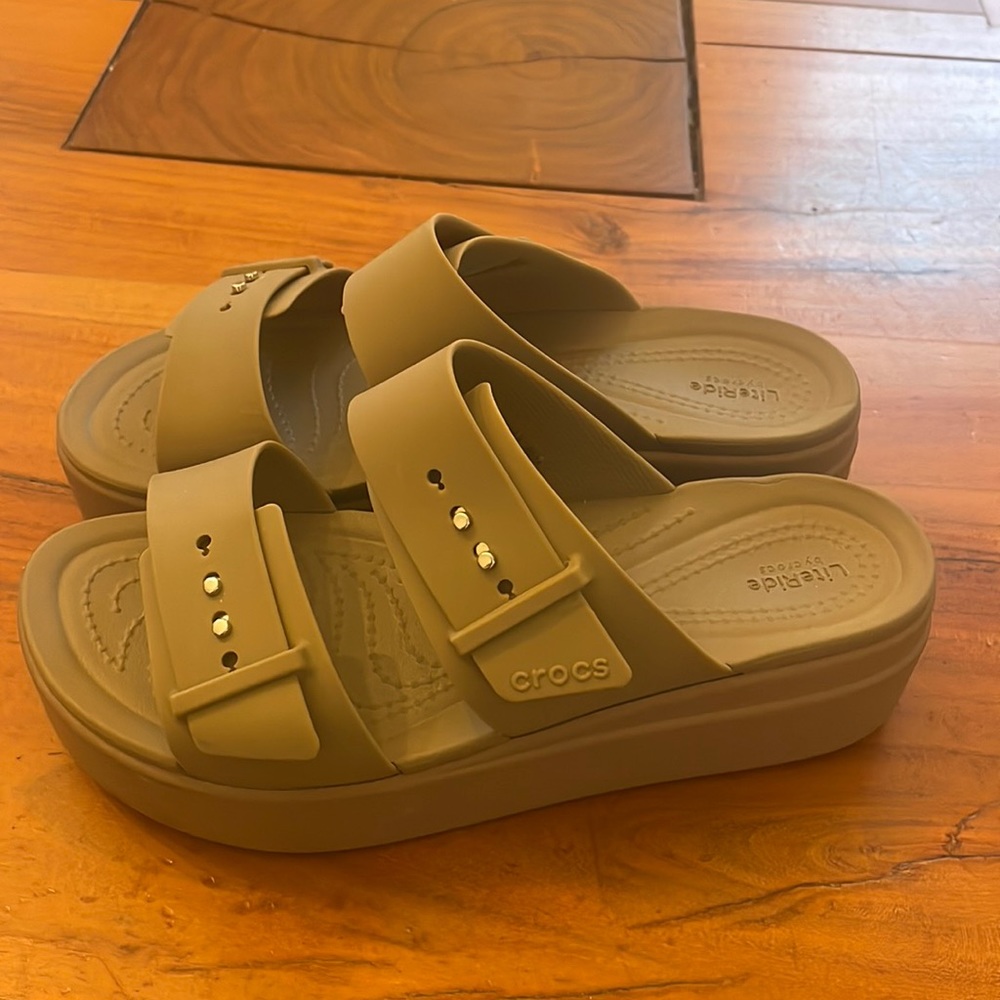 Crocs wedge flip flops. Size 8